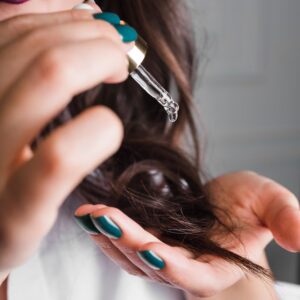cabelo-morena-com-soro_23-2148108907