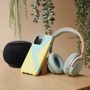exibicao-minimalista-de-aparelhos-modernos-incluindo-alto-falante-de-fone-de-ouvido-e-smartphone_1313031-1628