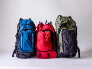 trio-de-mochilas-coloridas-em-fundo-branco_406939-22190